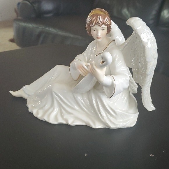 Vintage O'Well Porcelain Angel Figurine Playing a Mandolin - Picture 5 of 9